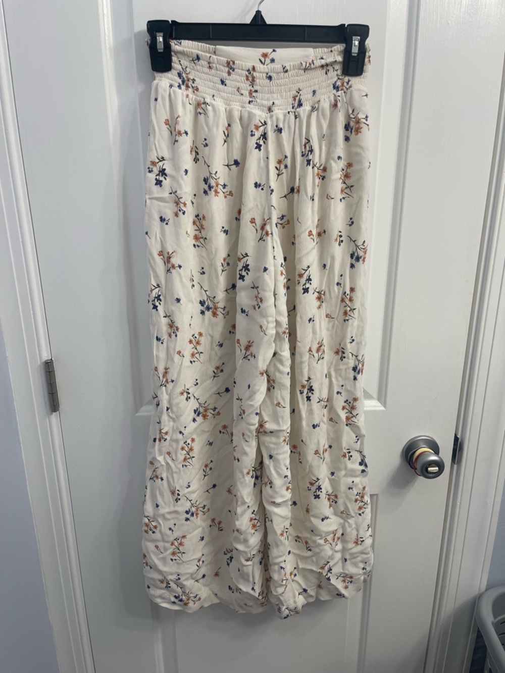 American Eagle Outfitters Cream Wide Leg Pants with Blue and Tan Floral Print - Picture 2 of 6